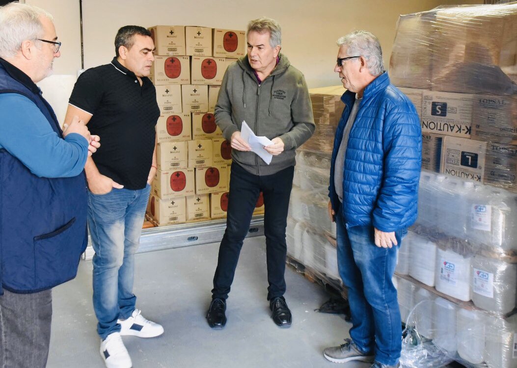 Gracias a Lautaro y a toda su familia por su compromiso con nuestra ciudad, y también quiero reconocer que la entrega de estos insumos fue posible gracias a la coordinación con ambas direcciones de los hospitales, con quienes seguimos trabajando de manera conjunta.