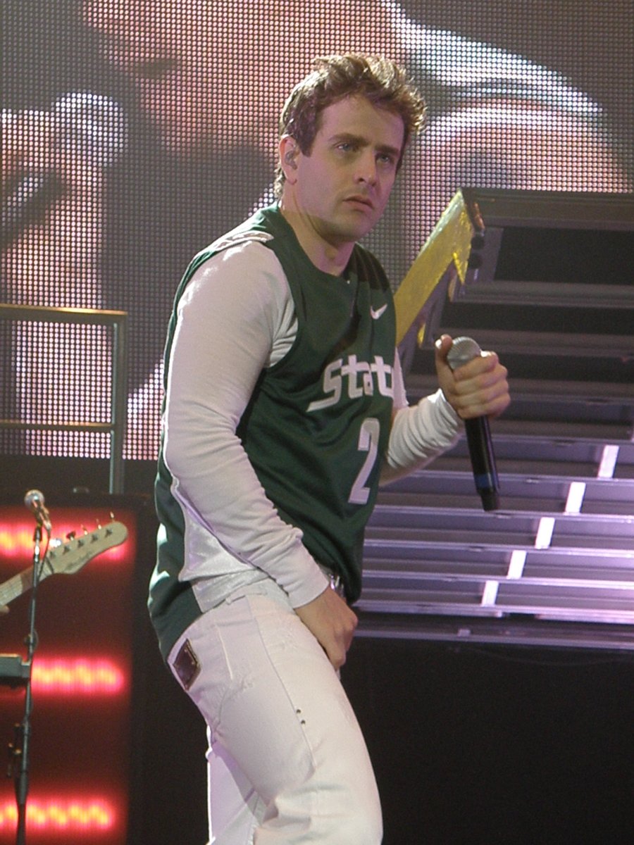 HiDLine's tweet photo. #NKOTBGrandRapids4_4_09 #FirstTimeFrontRow Hangin' Tough They wore Michigan State Jerseys. I believe they had just one the NCAA Basketball Tournament https://t.co/rhgmzY8M1S