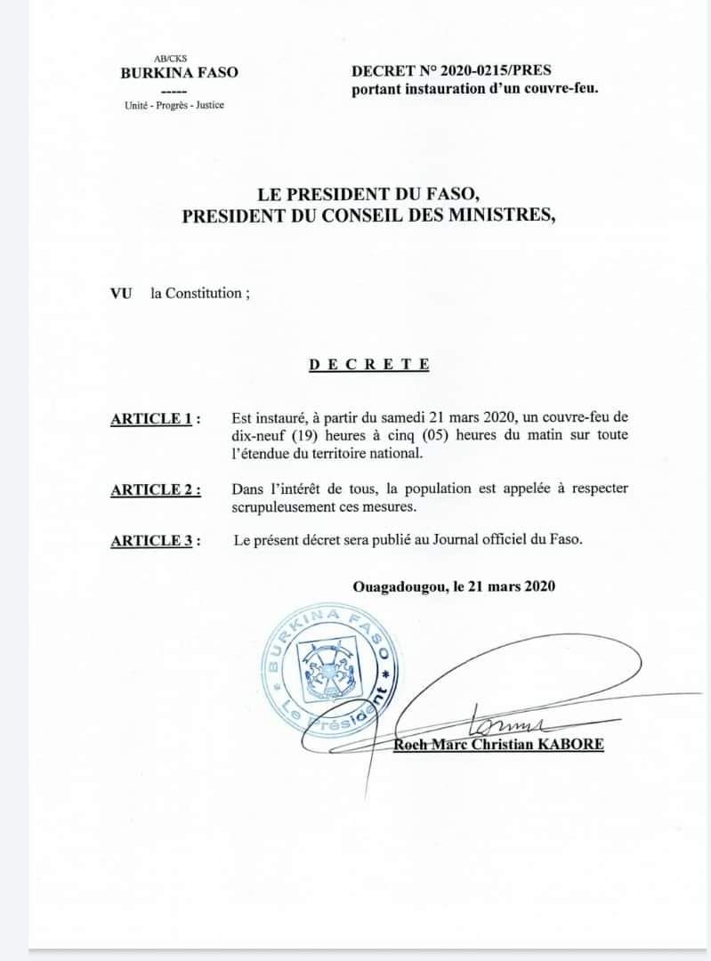 remisdandjinou's tweet photo. Bonsoir à toutes et tous,
Au titre des fakenews, il se dit que le couvre-feu était pour une durée de deux semaines. Le décret présidentiel daté du 21 mars 2020 instaurant le couvre-feu ne parle nullement de date de fin.
Le couvre-feu est bel et bien toujours en vigueur. https://t.co/43JGTVTtW9