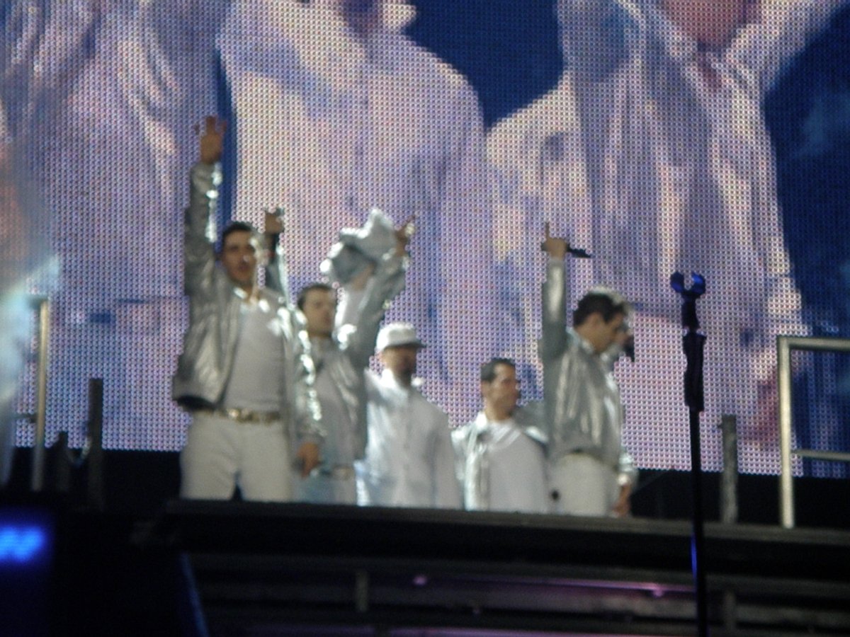 HiDLine's tweet photo. #NKOTBGrandRapids4_4_09 #FirstTimeFrontRow This Silver jackets! https://t.co/uYRq1w7Riu