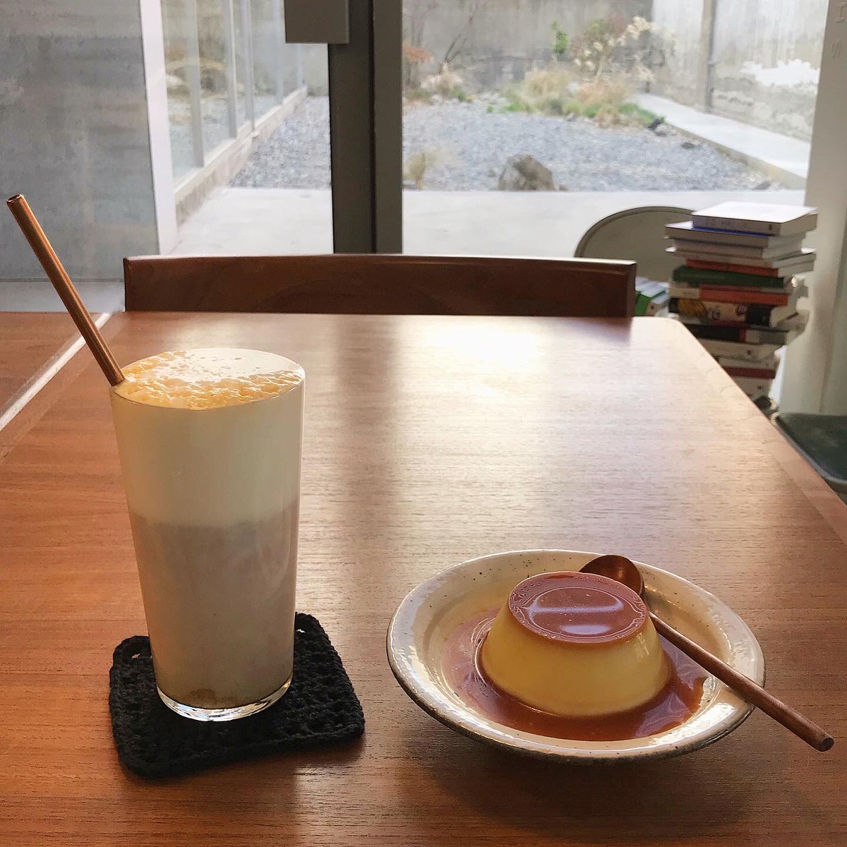yoonhee_study_'s tweet image. ☕️

弘大入口駅と合井駅の間にある아이들플로어というカフェです

プリンがとっても美味しい🍮
ミルクティーも程よい甘みでプリントよく合います💭

時々遊びに来る猫ちゃんも可愛い🐈💕

昨年の夏から1年間の営業予定だそうです…😢