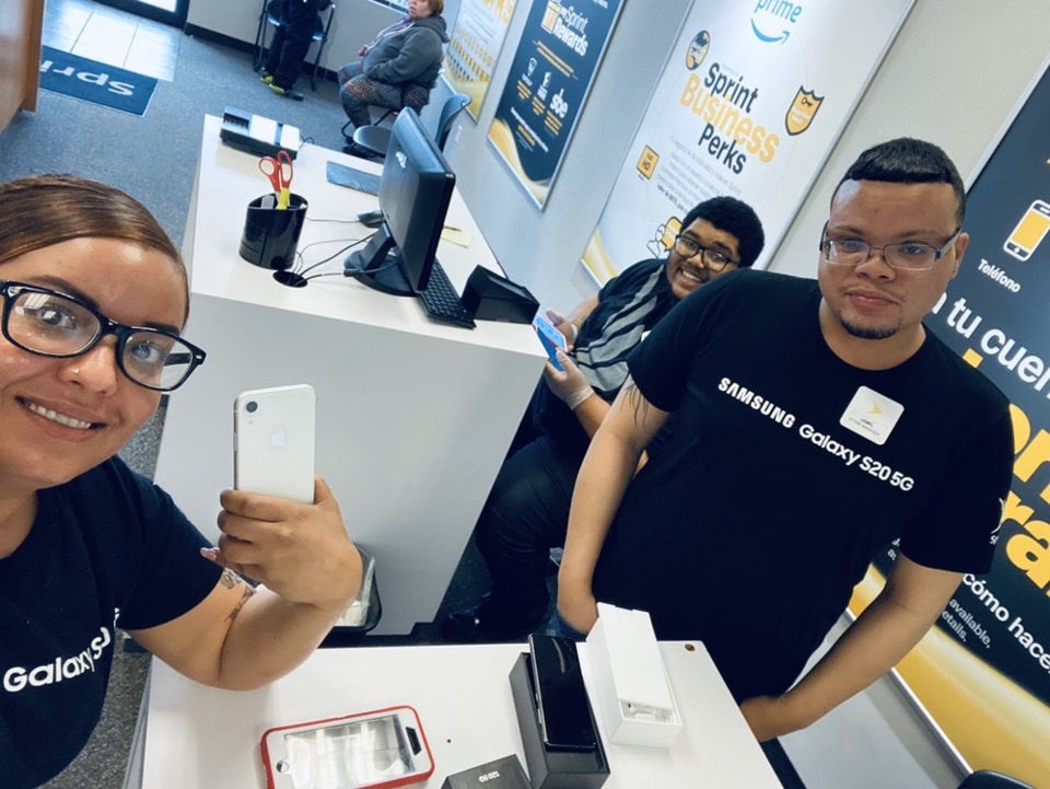 bradsellsct's tweet photo. It’s great to see our crews staying so positive through this. #TeamHartford fired up after signing up 3 new lines! #SolutionCenterDOES @RaySprintGuy @thecloser101 https://t.co/rAHK39lTg7