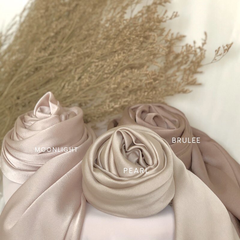 wonderscrf's tweet photo. Say hello to your new favourite satin square #Laylaa 🍂 https://t.co/dWPHuICiQ1