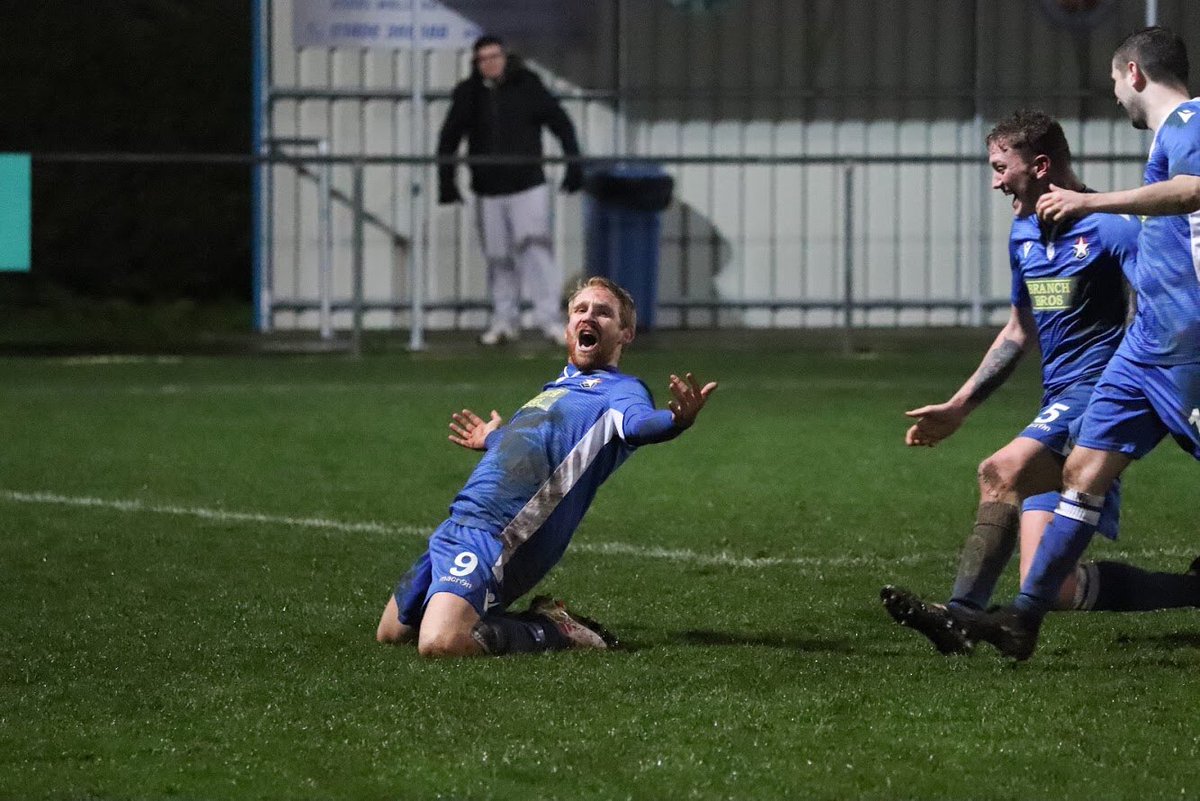 Image 3️⃣

Who doesn’t love a knee slide on a cold, wet Tuesday night? 🤷‍♂️

<a href="/NonLeagueCrowd/">Non League Crowds</a> <a href="/UCLFanZone/">UCL Fan Zone</a> 

#nonleague #wearestar #Peterborough