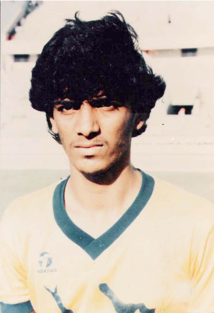 Abu_waleedNF's tweet photo. صورة للمسيقار فهد الهريفي عام 1405 هجري ملعب الملز 💙💛 https://t.co/PxbgA2KF8F