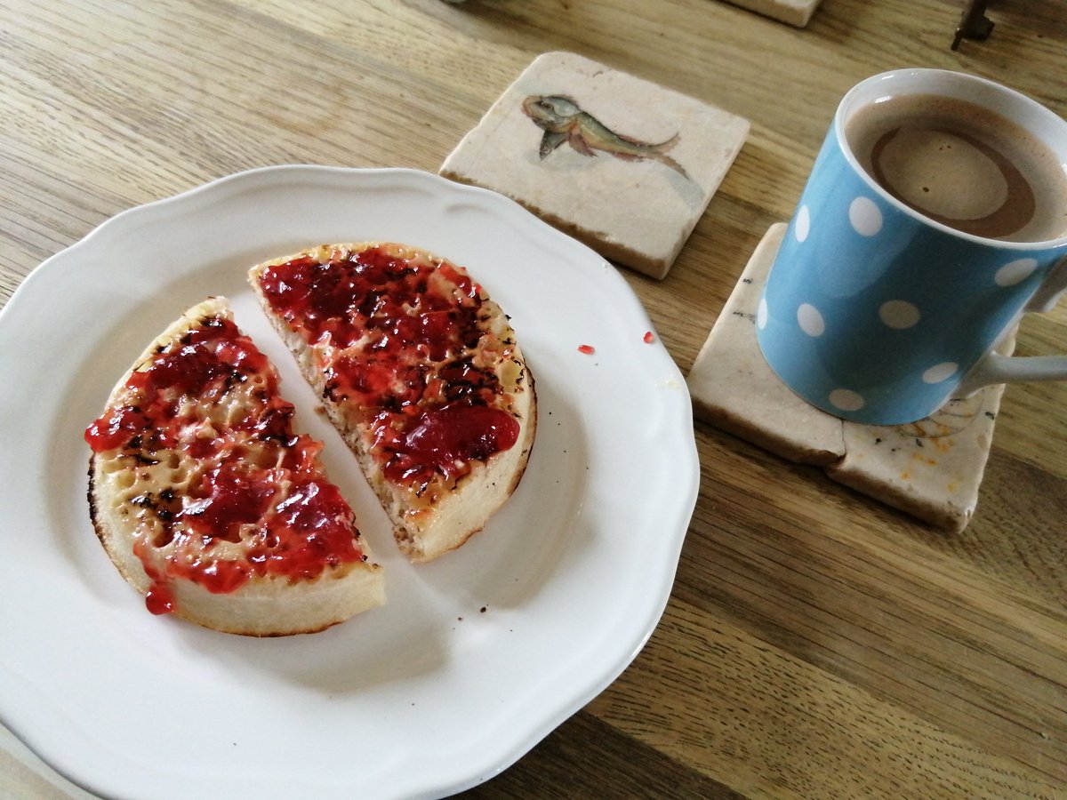 No eggs on lockdown. 😕 But got giant crumpets, strong coffee and @janicelongdj on the jukebox playing Bill Withers. 😊