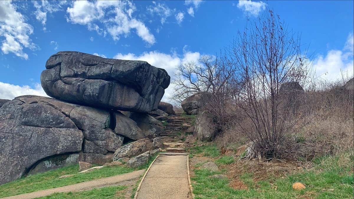 DestGettysburg's tweet photo. Bringing some sunny skies from @GettysburgNMP into your living room. ☀️ We miss you, and we can’t wait to see all of you again soon! ❤️ #AdamsTogether https://t.co/vk0QOKuxs3