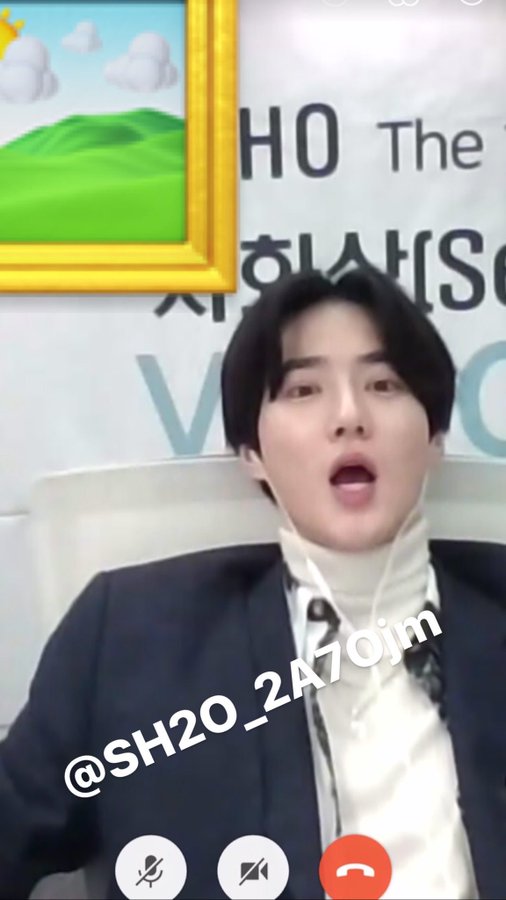 200404  #SUHO    #수호   VideoCall FansignWhen OP answered the call Junmyeon was waiting for her like this ㅋㅋㅋㅋ She got flustered Hello ㅇㅇ (informal)OP: My name is ㅇㅇ  I know that ㅋㅋㅋ