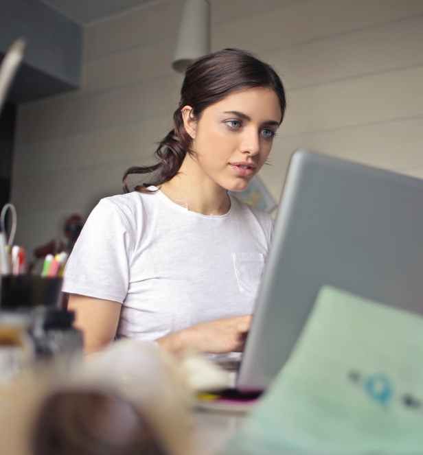 AnneVBrady's tweet photo. Encourage your hs junior takes a look at the 2020-2021 CommonApp essay prompts to alleviate some of the fear they may have now about what they should write about later. https://t.co/ec8dFcAGNw #CommonAppessay #collegeadmissions #applicationessay #personalstatement #parenting https://t.co/nV1td540oT