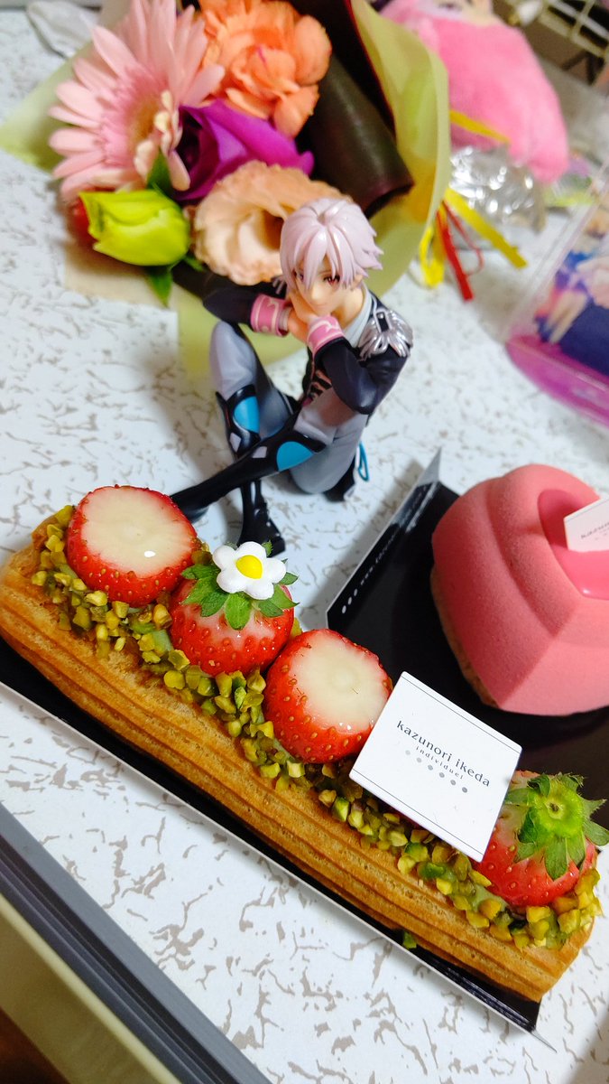 めぐり 好きなケーキ 屋さんが営業してくれた事が嬉しすぎてしこたま買ったらほぼ推し色 隣が花屋でミニブーケ購入 家でごはん作って食べて 推しに囲まれてケーキ 食べようと思ったら撮影会をしていた一連の流れ 30歳私は幸せです めぐり 好きなケーキ 屋さんが営業してくれた事が嬉しすぎてしこたま買ったらほぼ推し色 隣が花屋でミニブーケ購入 家でごはん作って食べて 推しに囲まれてケーキ 食べようと思ったら撮影会をしていた一連の流れ 30歳私は幸せです
