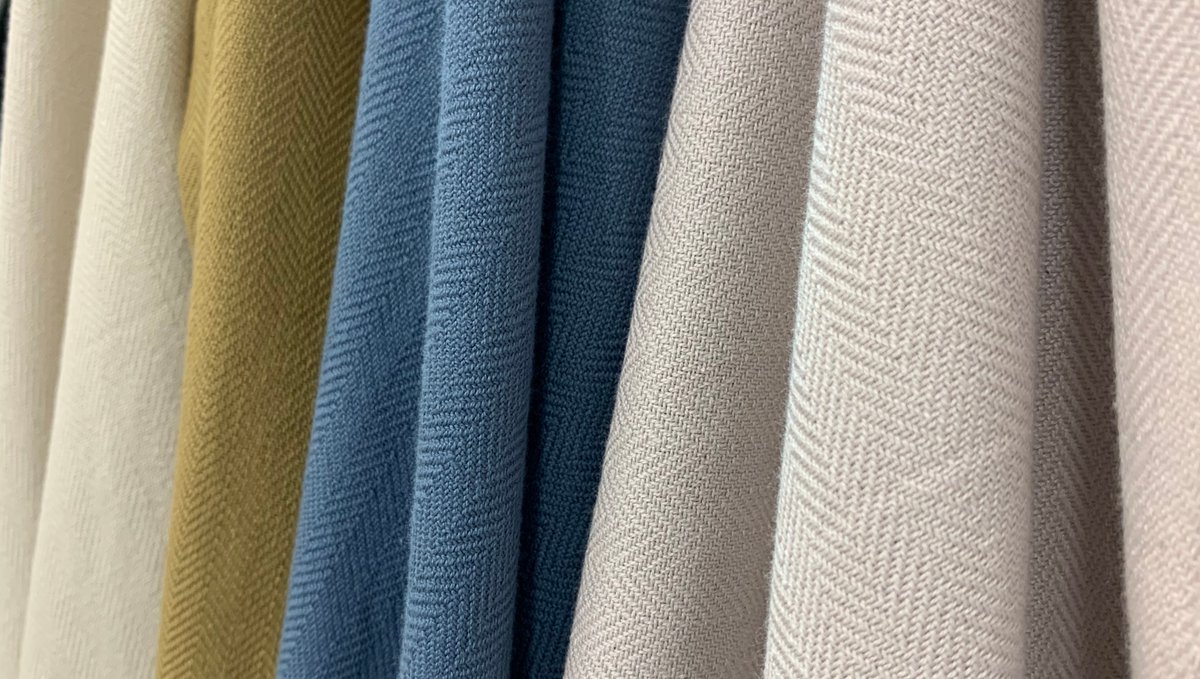 New soul soothing colours of our favourite extra large kitchen towel 👏🏼 🤩
On the menu are dusty lavender, stone, khaki & grey blue.
chalkandmoss.com/product/kitche…
#oneworld #oneplanet #organictextiles #indieshop #largetowel #scandidesign #danishdesign #bathroomtextiles #ethicalkitchen