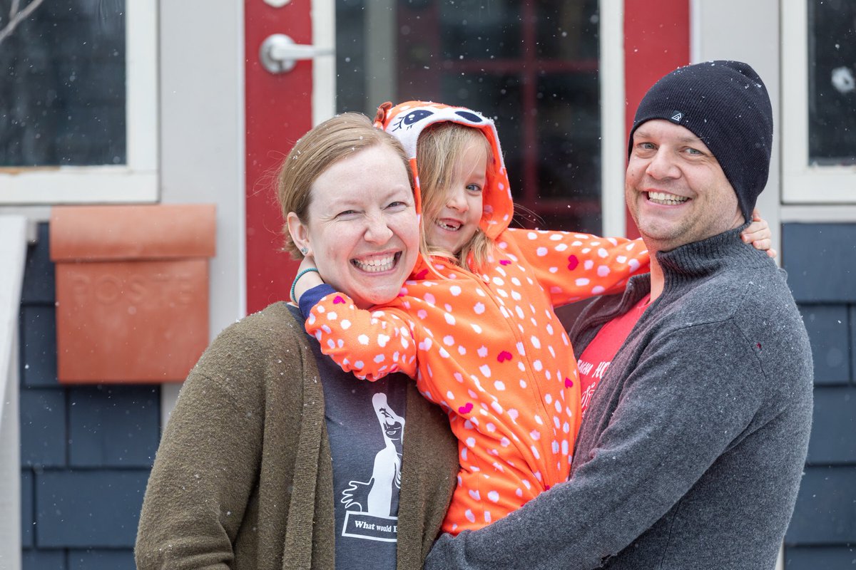 EmilyDenooij's tweet image. Thank you @Neil_Zee! Our #porchrait was a ray of sunshine on a cold &amp;amp; cloudy day! Had to get the neighbours involved too. 😊