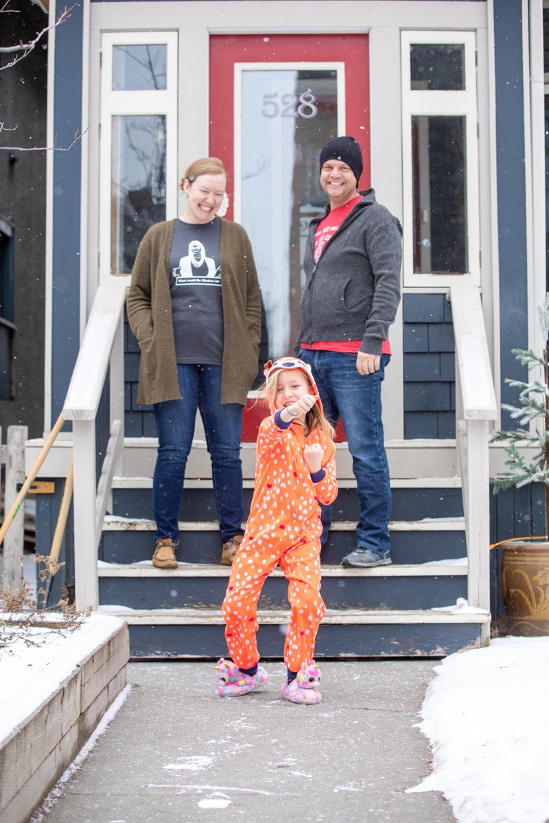 EmilyDenooij's tweet image. Thank you @Neil_Zee! Our #porchrait was a ray of sunshine on a cold &amp;amp; cloudy day! Had to get the neighbours involved too. 😊
