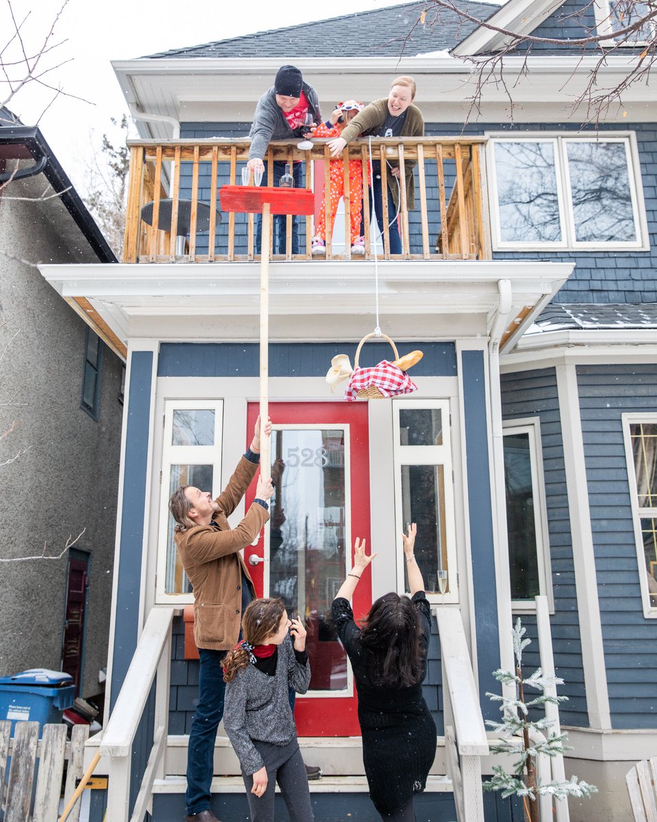 EmilyDenooij's tweet image. Thank you @Neil_Zee! Our #porchrait was a ray of sunshine on a cold &amp;amp; cloudy day! Had to get the neighbours involved too. 😊