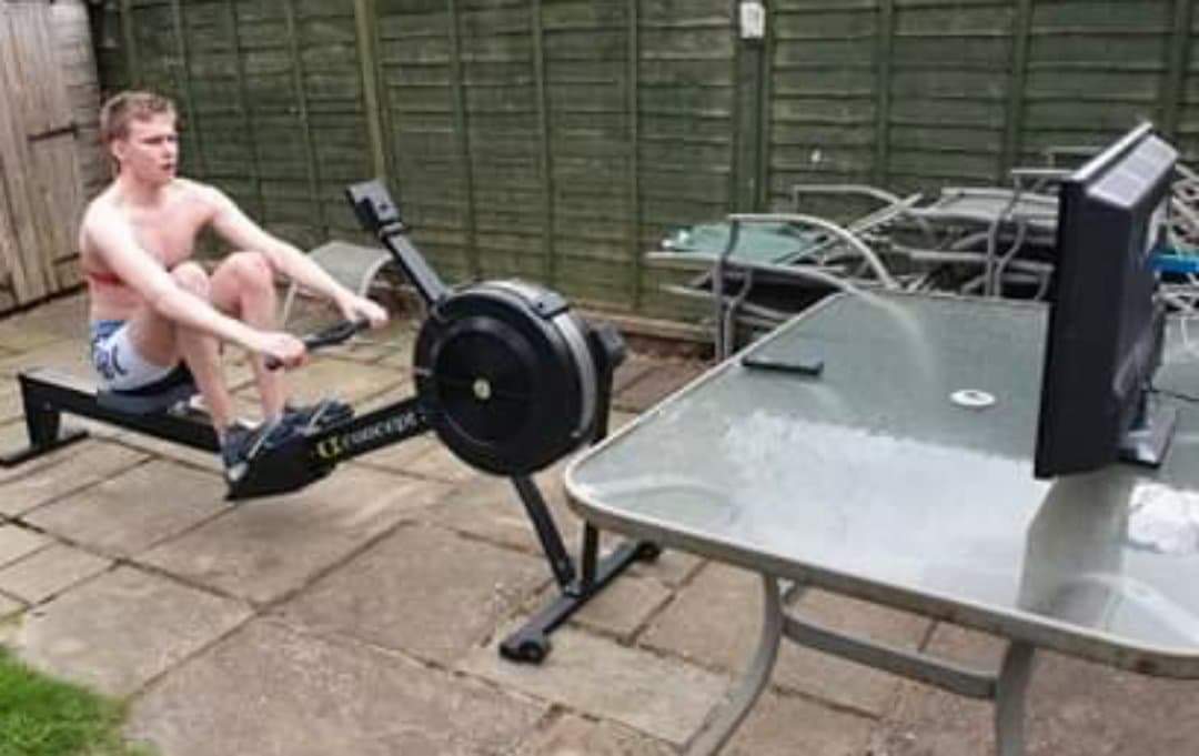 juliedawson32's tweet photo. Matthew has found a way of making training enjoyable. Watching underwater hockey on the tv whilst doing a 60 minute row. Think he'd rather be with his mates in the gym but needs must.
#tgbc #yorkshireuwh #gbuwh #betterneverstops https://t.co/KYSAgoV7Va