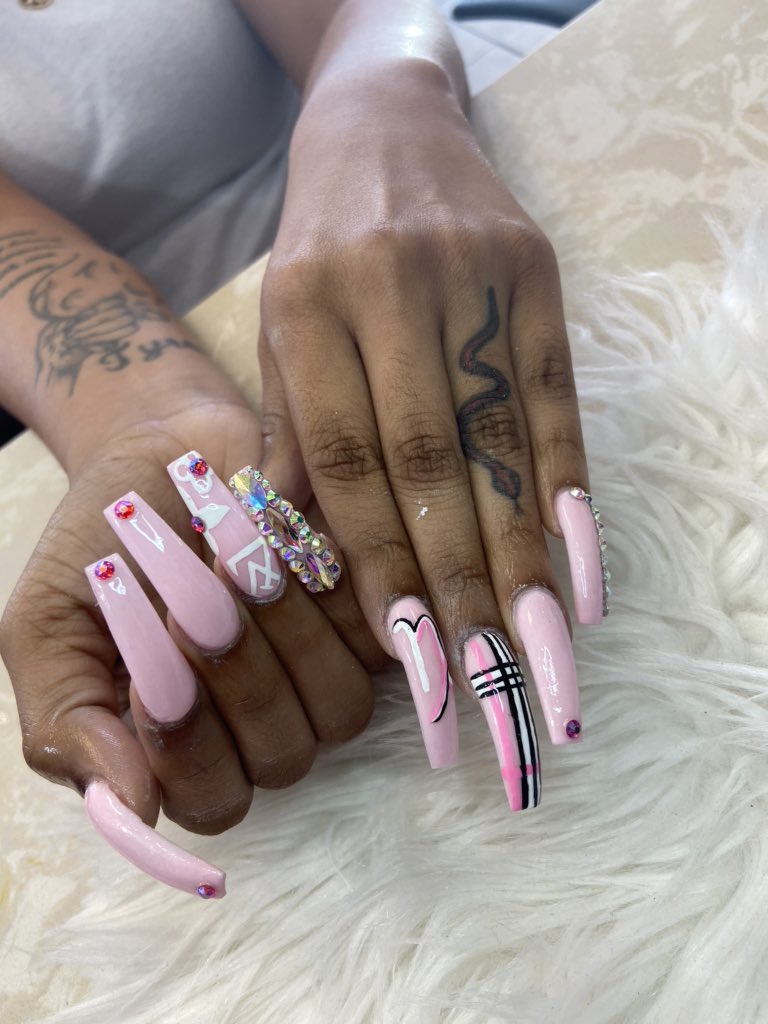 itsbeendestiny's tweet photo. Since we are always on our phones now, can you RT &amp; like so I can get more exposure.💅🏾✨ My next client can be on your TL. Now based out of Charlotte, NC 📍 I am also self taught, LICENSED black nail technician, so ain’t no lowballing 🏀 #cltnails #charlotte #nailtech https://t.co/2X8MIa7bdz