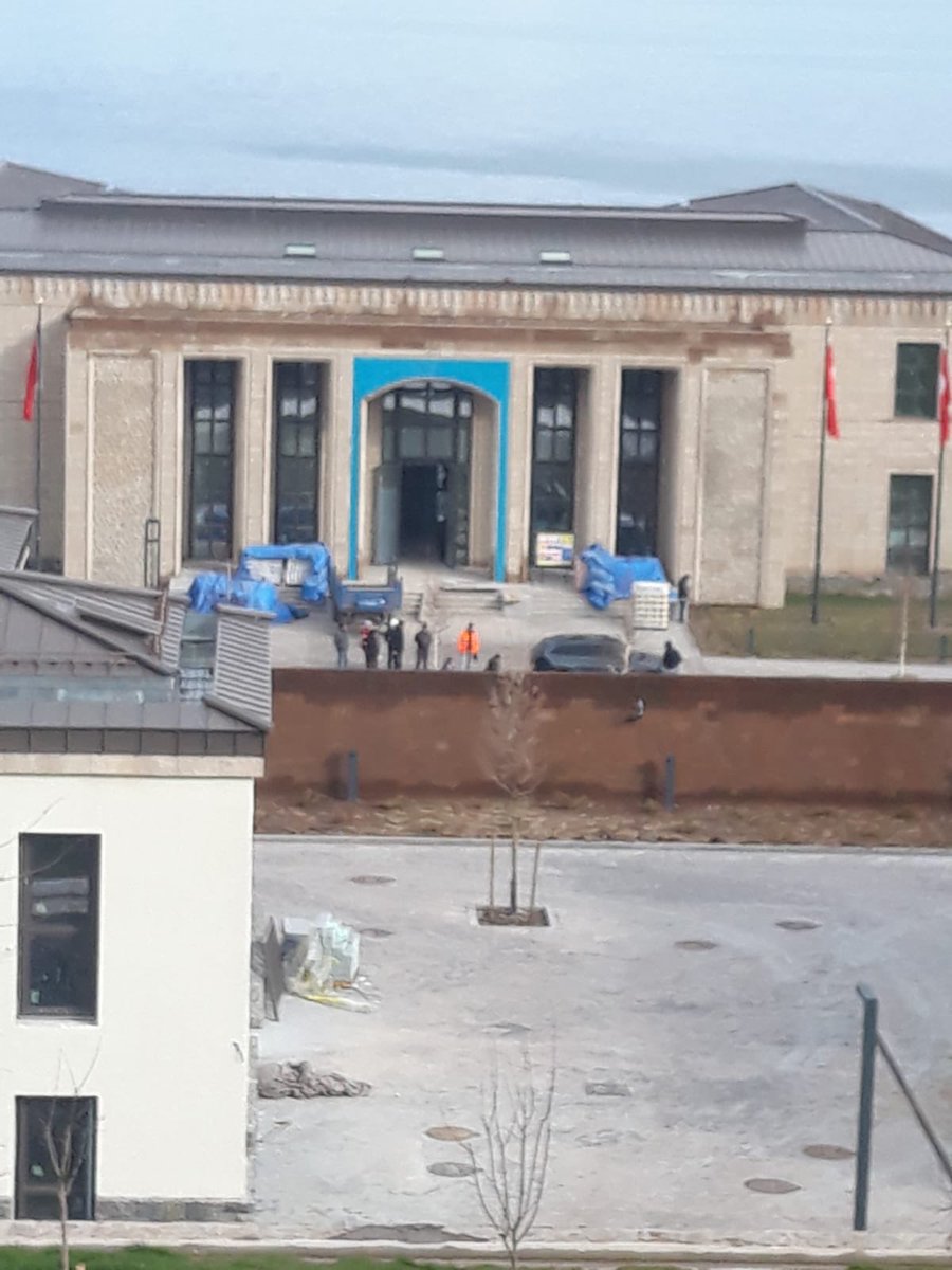 kacsaatolduson's tweet photo. Sayıştay raporlarına(2019) göre 1 milyar 944 bin lira ayrılan, Cumhurbaşkanlığı yatırımlarından, Ahlat'a yapılan sarayın tamamlanmak üzere olduğu anlaşılalı birkaç saat oldu. https://t.co/hQvKEL3CWI