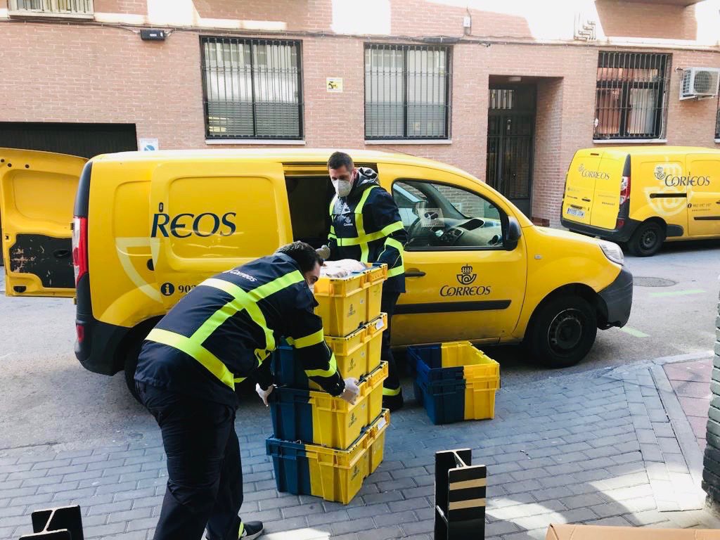 La colaboración entre <a href="/WCKitchen/">World Central Kitchen</a> @correos <a href="/MADRID/">Ayuntamiento Madrid</a> <a href="/DiegoGuerrero75/">Diego Guerrero</a> es prueba de que entre todos saldremos de esta... Hoy hemos distribuido 791 comidas a los 20 hoteles que hospedan a sanitarios que atienden pacientes de COVID-19 #ChefsForSpain