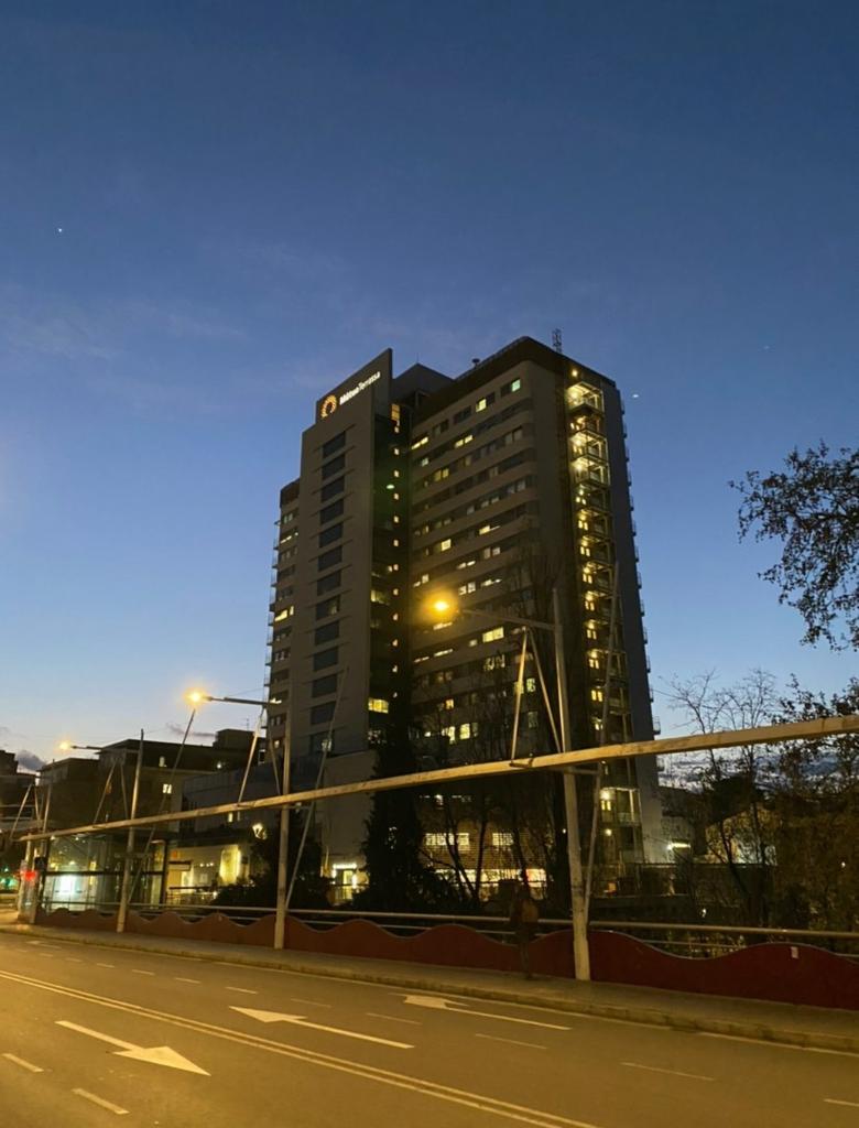 Mutua_Terrassa's tweet photo. Mirades d'una infermera del torn de nit d'#urgències: "Arribar al torn de nit a l'#HospitalUniversitariMutuaTerrassa i trobar missatges així. Energia positiva i orgull de fer el que fem! Som-hi!!!!"
#SomMutua #joactuo #joemquedoacasa #EnsEnSortirem #joemcorono Gràcies Montse♥️ https://t.co/UnCbeKwUis