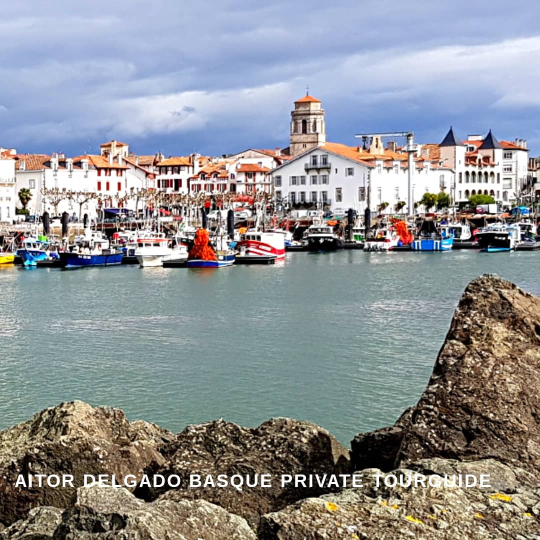 aitordelgadocom's tweet photo. Well as on these days, we can't #travel physically, let's #travelinourminds! This is another of the #pictures 📸 that I love most in the #basquecountry. Look at the wonderful #fishermen 🦈 #port #view that #mauriceravel 🎼 enjoyed from his #FrenchBasque #home #Basquedaytours https://t.co/1QC0OKzblN