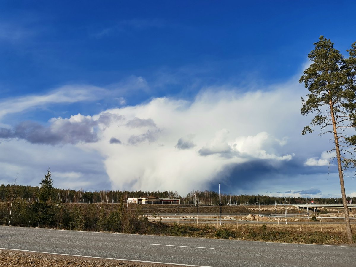Aija_H's tweet image. Mikäköhän on keli Lemillä? Kuvattu Luumäen Urolla pohjoiseen. #sää #keli #pilvi #kuuropilvi