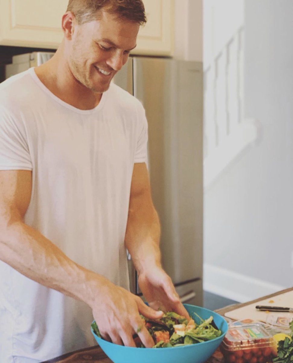 immussulus's tweet image. What your camera roll would look like if you were dating Hank Hall.