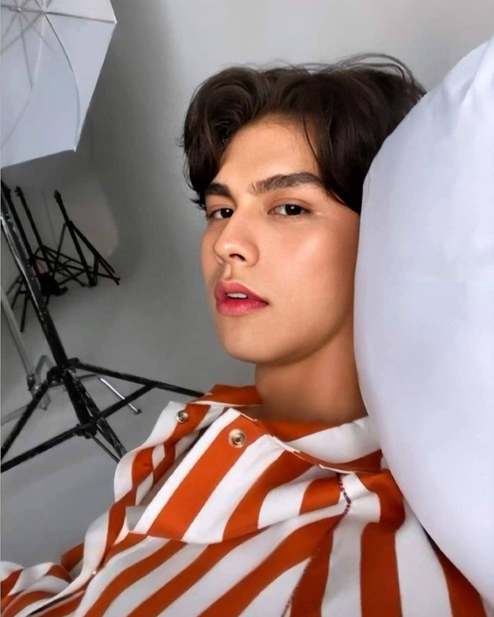 sebgrayson's tweet photo. Flexin' the nation's boyfriend https://t.co/7DMJXeXOEH