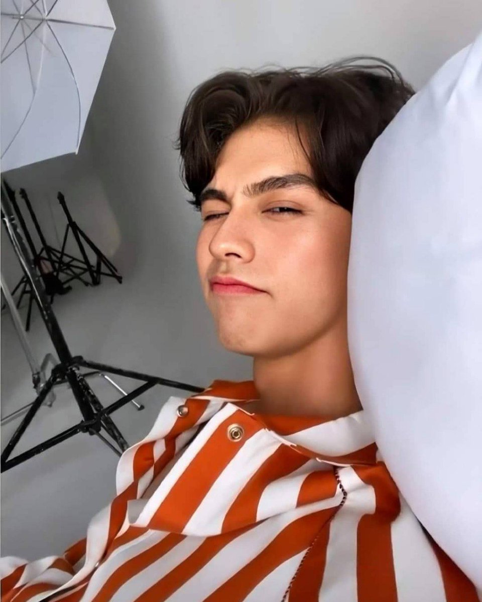 sebgrayson's tweet photo. Flexin' the nation's boyfriend https://t.co/7DMJXeXOEH