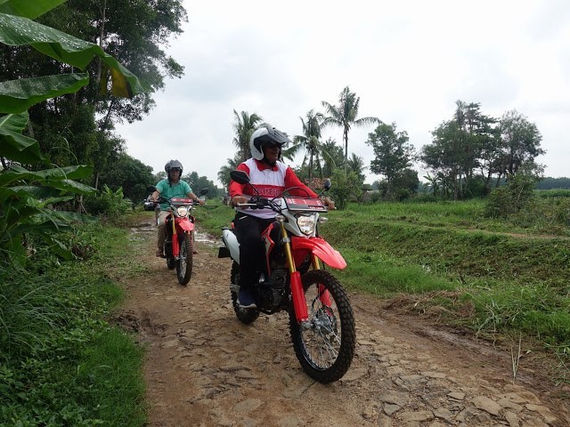 Gunakan Sepeda Motor, Bupati Loekman Sapa Warganya lampungtoday.com/2020/01/27/gun…