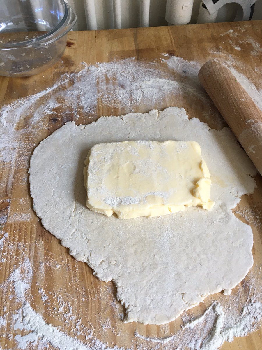 emmyatable's tweet photo. Tarte tatin maison avec pâtes feuilletées maison #COVID-19 #Cuisine #BienMangé #Délicieux #Dessert #RepasEnFamille https://t.co/SmEaC29XBF