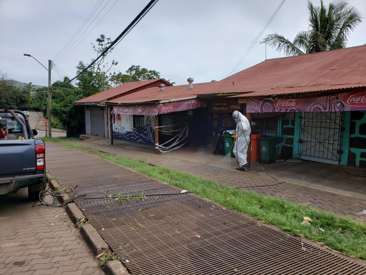 sagchile's tweet photo. Para proteger la Isla de Pascua del #COVID2019, @sagchile #RapaNui colabora activamente en la sanitización de calles y negocios de #HangaRoa, aportando con con sus funcionarios y maquinaria pulverizadora. #CuidemonosEntreTodos https://t.co/kfHqWfSWjX