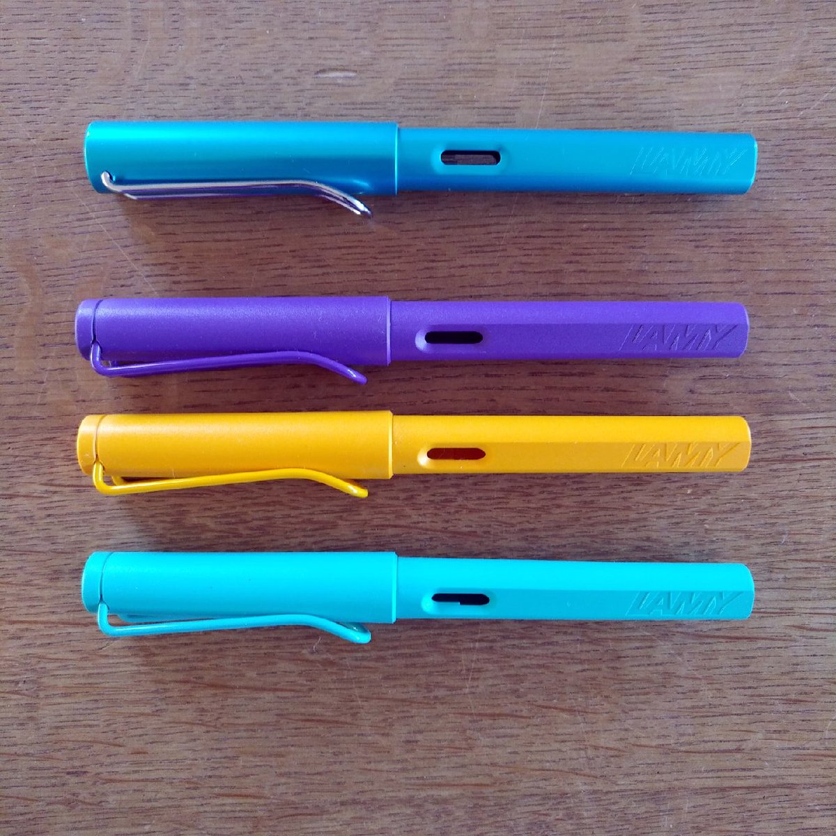 v_i_o_l_a's tweet photo. die #lamy-#safari-#jahresmodelle 2019 hatte ich ausgelassen, weil pastell-farben nicht so meins sind. aber dieses jahr bin ich wieder dabei. inklusive al-star. 😎 #fueller #sammeln https://t.co/IIlPGRDCbM