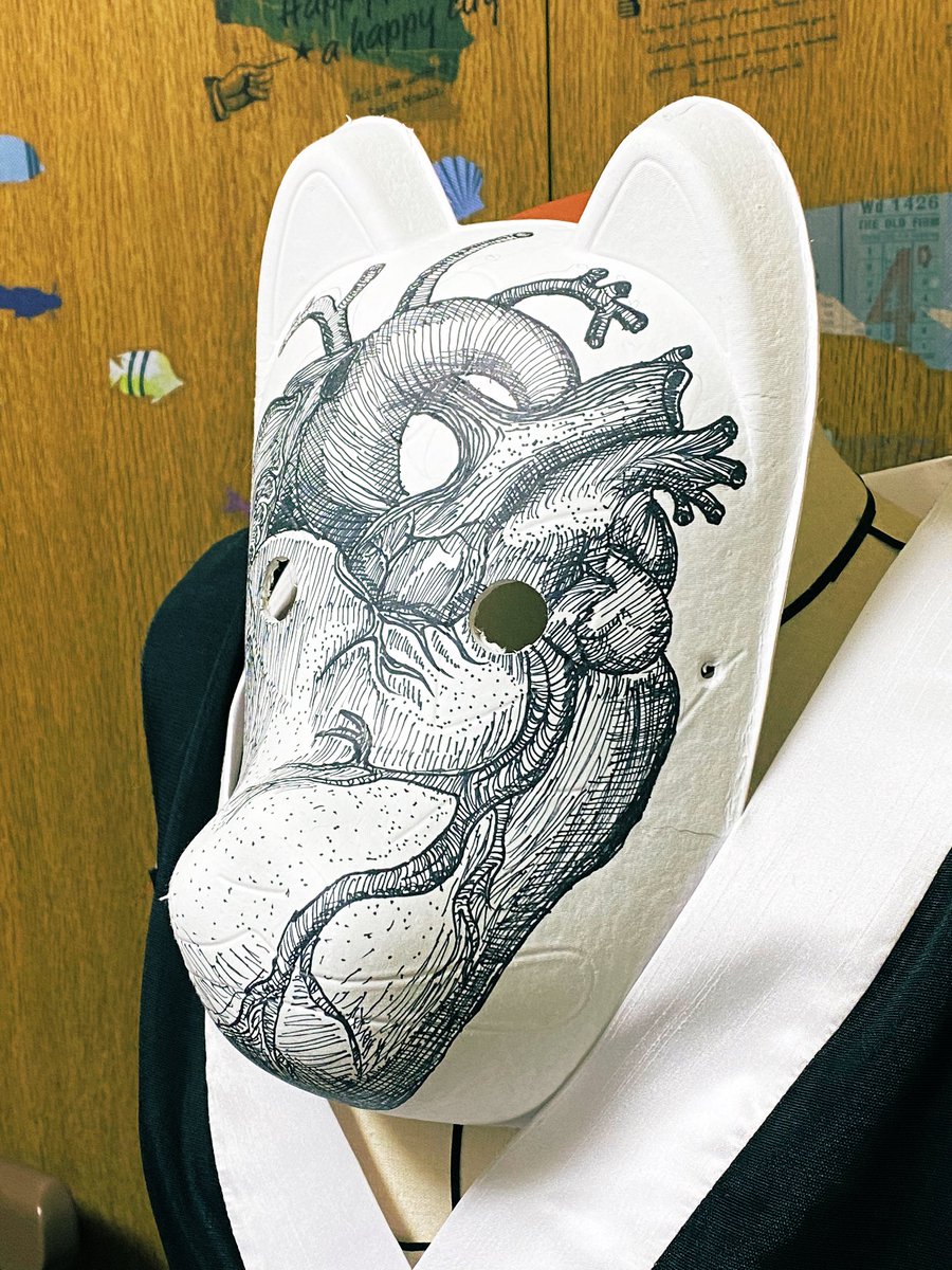 みけ Twitterren かっこいい狐面に絵付けをしたいと思えども ネットで安く買えるのはのっぺりしたウマヅラのばかり そもそも かっこいいシルエットの狐面はなかなかのブランドの物でそれをリペイントなど畏れ多い なのでウマヅラを活かすことにした 心臓