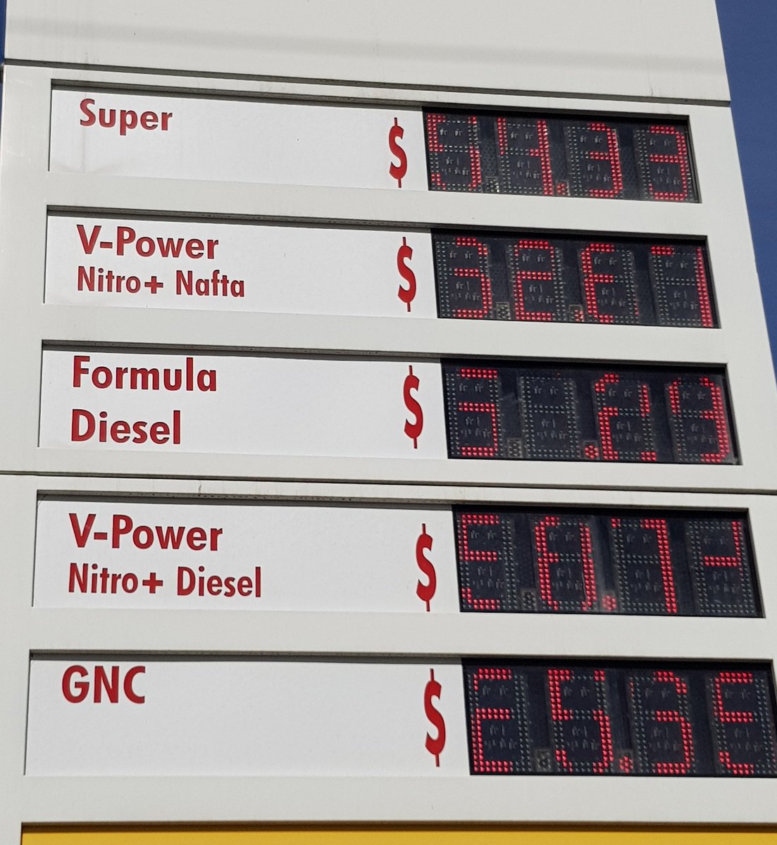 #GestiónConEnergía

La foto es clara. Hoy el precio de los combustibles es el mismo a pesar que la materia prima (barril de crudo) cayó a la mitad. Esto deja grandes ganancias a un solo eslabón del sector: las empresas refinadoras. Pierden Mendoza, consumidores y trabajadores