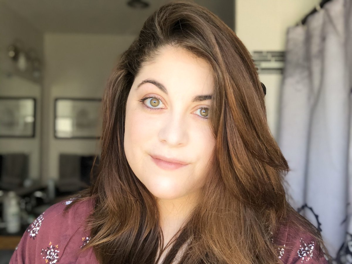 Corri_Randall's tweet photo. Me realizing my bathroom has great lighting. https://t.co/zi4BQBJ2KS