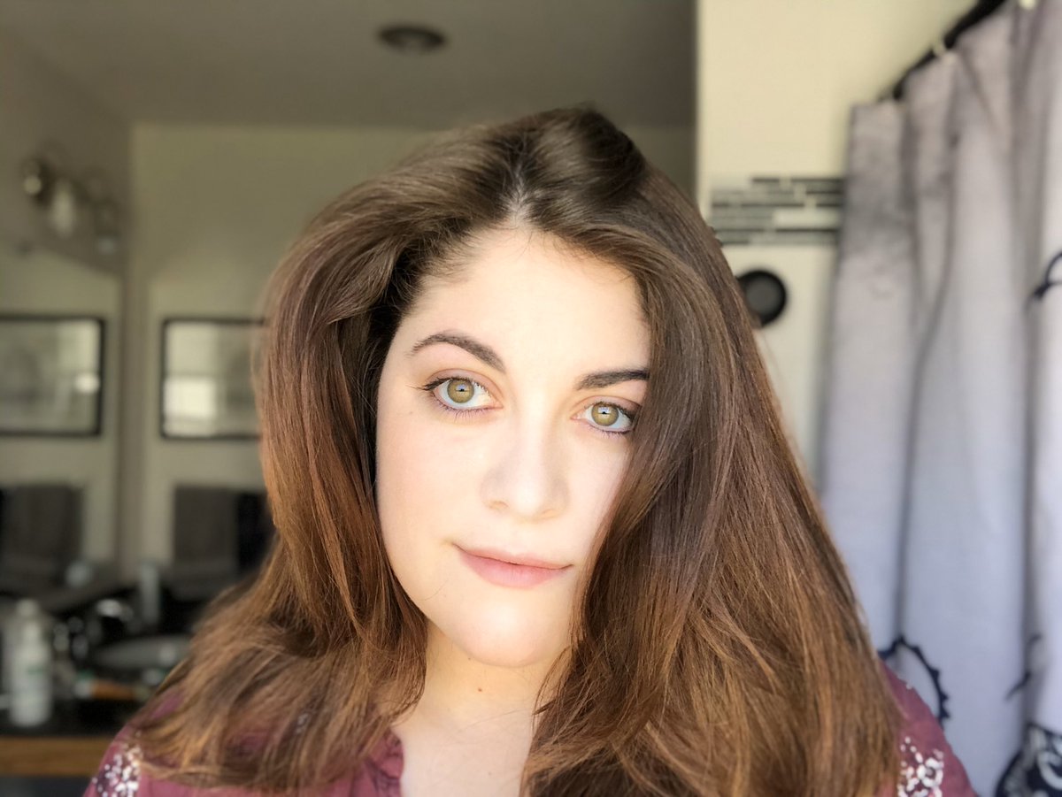 Corri_Randall's tweet photo. Me realizing my bathroom has great lighting. https://t.co/zi4BQBJ2KS