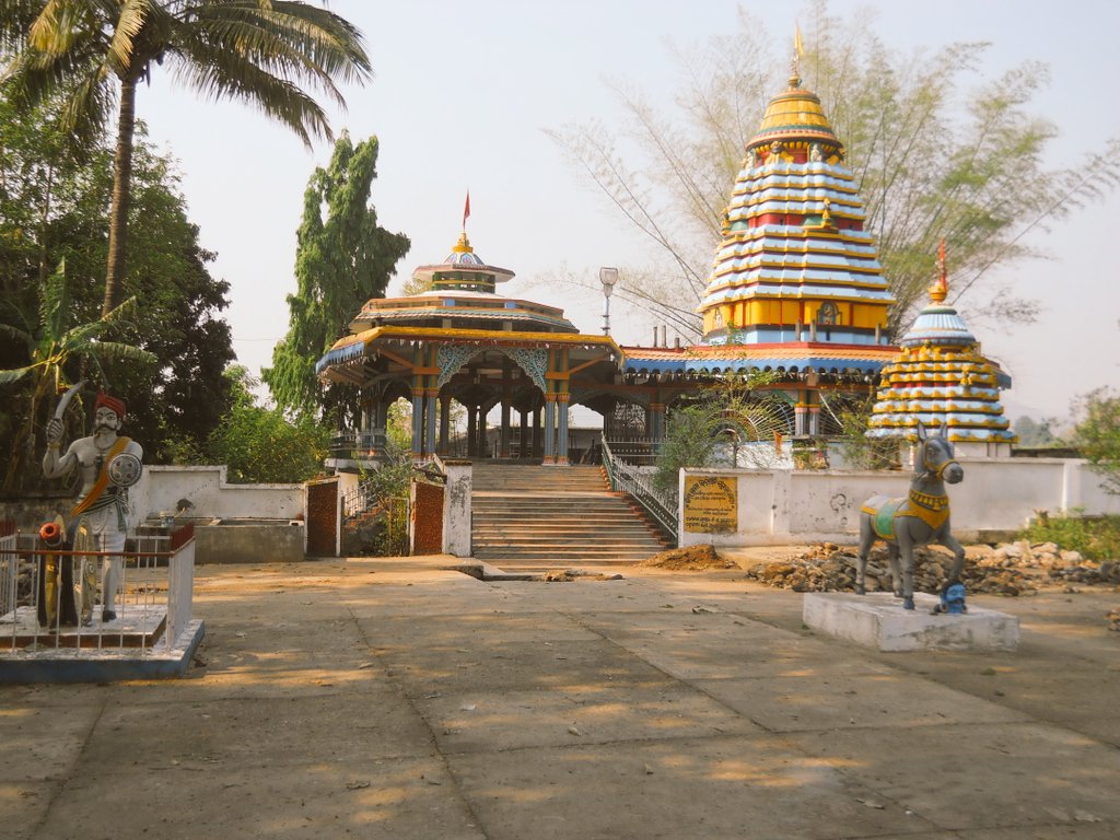 Several legends say that Devi Markama helped the King of Bissam Cuttack during a war by mesmerizing enemy soldiers. The ritual of human sacrifice was prevalent here and was stopped during the British rule. Yet the ritual of buffalo sacrifice continued, which was stopped in 1950s.