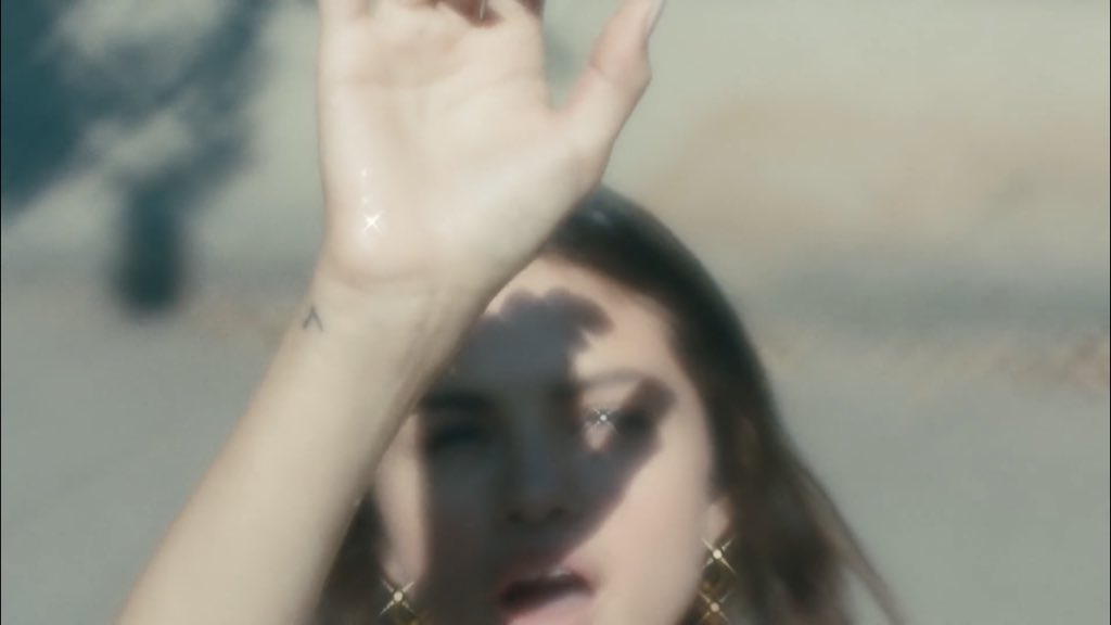 She drops Fetish/Wolves/Bad liar one with Dark vibes , the other with dreamy vibes, the other rock vibes ..we all found out the direction of the album ..