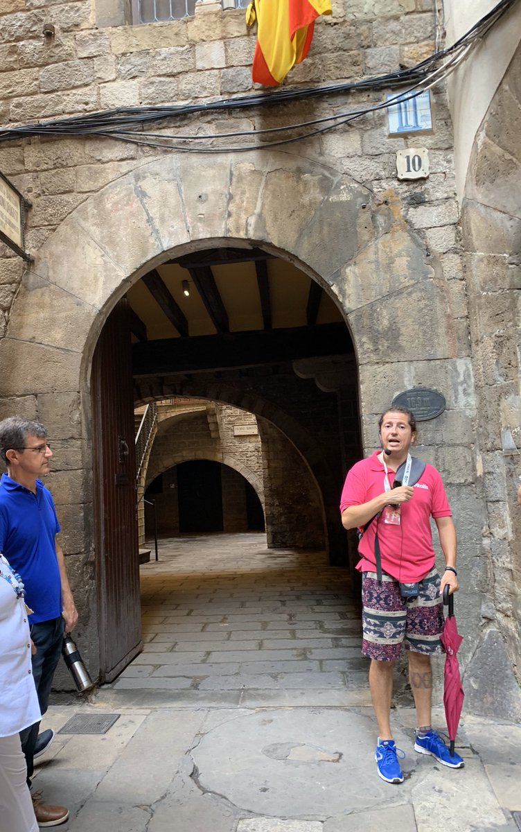 KARIGHG's tweet photo. Y pensar que solo hace unos meses Andrés Guardado me daba un tour por Barcelona... 😢 https://t.co/jOFasBvGTF