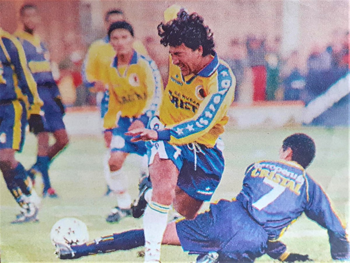 Descentraliret1's tweet photo. [05.04.1998] Tarde histórica para Cerro de Pasco: Unión Minas vence 2-0 a @ClubSCristal y llega por primera vez en su historia a la punta de un #Descentralizado. 📷 Daniel Torres es marcado por Carlos Zegarra. ⚽️ Franklin Baldovino y Sergio Godoy.

#UnionMinas #SportingCristal https://t.co/wBVDXcpFSL