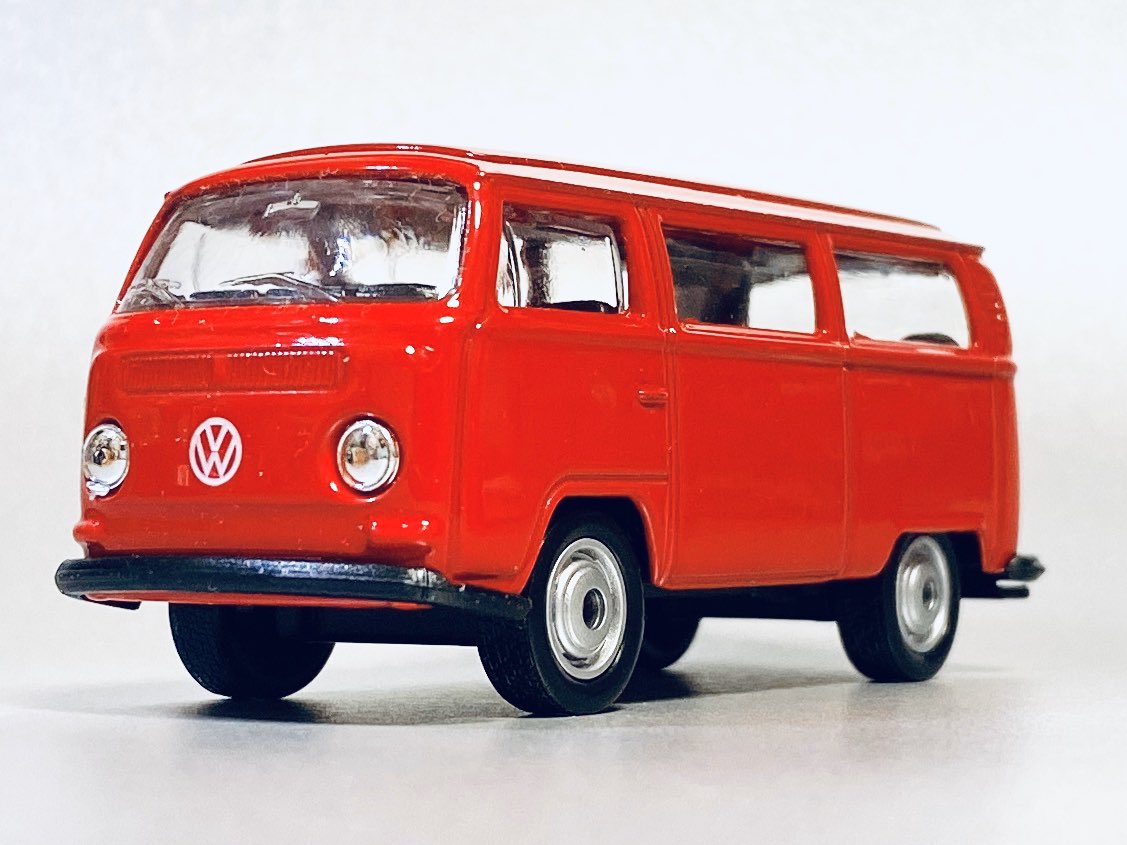 フォンティエ 1972 Volkswagen Bus T2 Vwバスの第二世代 初代ほどの愛嬌は無いが 後のカラベルやらヴァナゴンと比べると全然キュート 本家とはちょっと違うがブラジル では数年前まで生産されており 21世紀になっても新車が買えた モデルはwelly製で