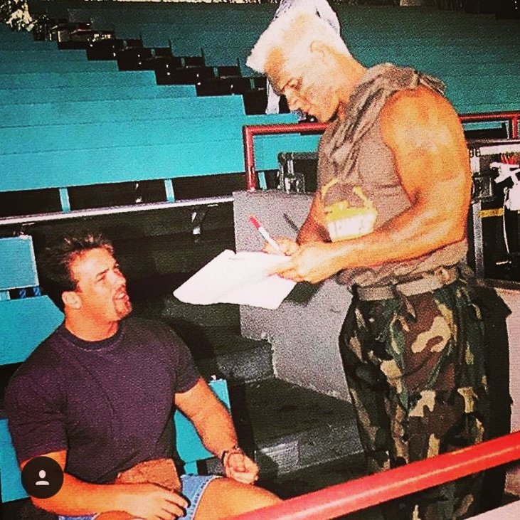 flashbackwes's tweet photo. Sting signing an autograph for one of the little Stingers!😂🤘🦂
@sting @REALbuffbagwell

#sting #stinger #stingersplash #scorpiondeathlock #scorpiondeathdrop #thefranchise #theicon #littlestingers #autograph #buffbagwell #fan #FlashbackWrestling #stingersaturday https://t.co/Q0xNLgWzWB