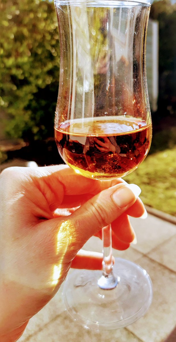 FSummsebrumm's tweet photo. What a wunderful day. Time for good things. This sherry shines like liquid amber in the sun #lovegoodthings #timetochill https://t.co/VoNLWMZEIg