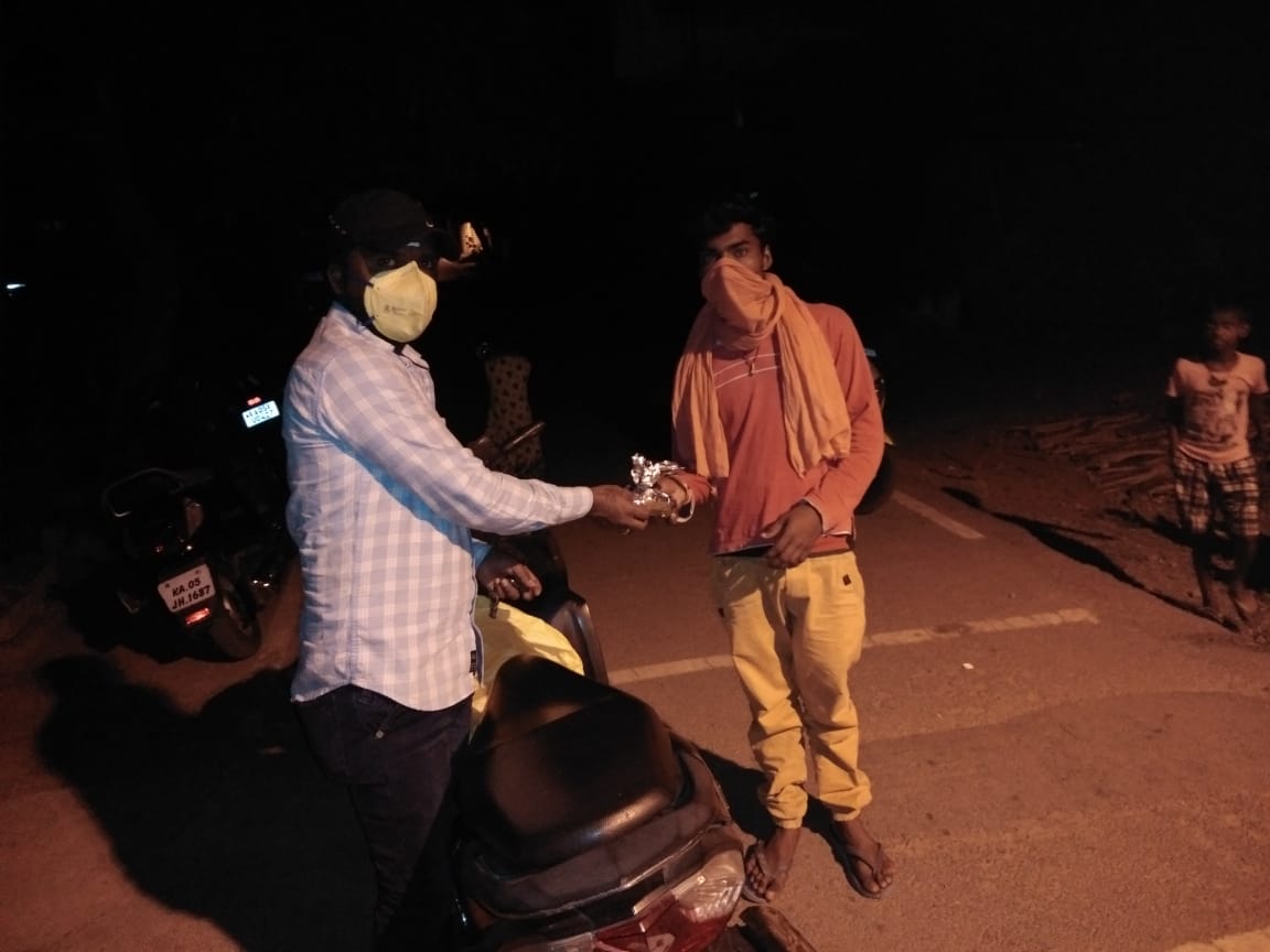 Tejasvi_Surya's tweet photo. Our collaboration with Ola keeps getting stronger!

Ola Foods, in partnership with our #CoronaTaskForce has been distributing 1000 food packets twice a day to the migrant labourers across different parts of the city!

Glad &amp; thankful, @bhash!
#FeedTheNeedy #IndiaFightsCorona https://t.co/Ft7EYNB7VZ