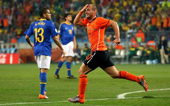 Sneijder’s exploits didn’t stop there as he guided Netherlands to a World Cup final in world beating form. At the suprise of many, Sneijder played mainstray in an above average Netherlands side which eventually lost the final.