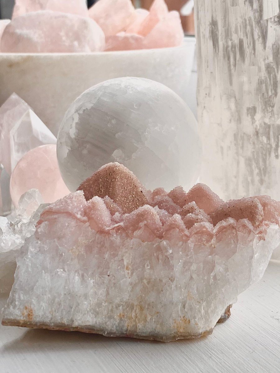 OnlineCave's tweet photo. Anyone able to help identify this stunning piece. Colourless druzy quartz over colourless quartz with a pink interface mineral sandwiched between the two. Formed in different growth phases with possible iron oxide? adding colour to the middle layer. Sourced Brazil. I love it! https://t.co/33NwMaOXI7