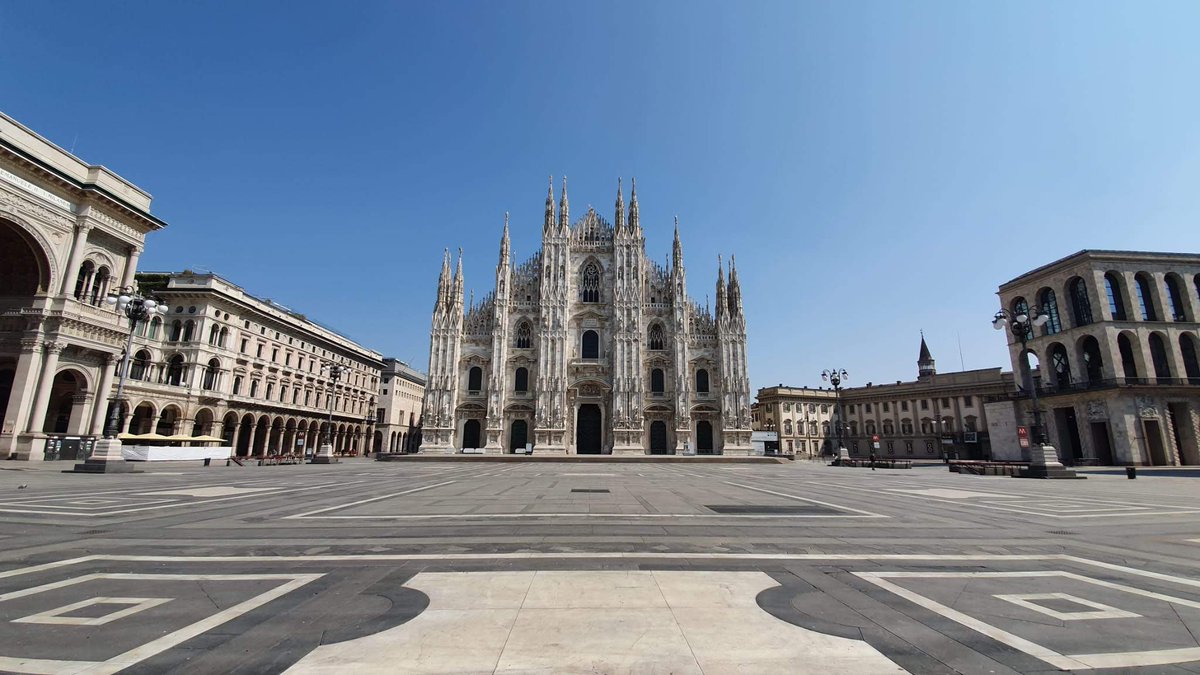 Uno "scatto impossibile" del <a href="/DuomodiMilano/">Duomo di Milano</a> dalla Piazza, immortalato oggi dal fotografo <a href="/cherchiandrea/">andrea cherchi</a>, che sembra interrogarci sulle nostre emozioni e sensazioni in questo momento di sospensione...
Lasciamo a voi i commenti!
#Buonaserata a tutta Milano ✨🌙💖