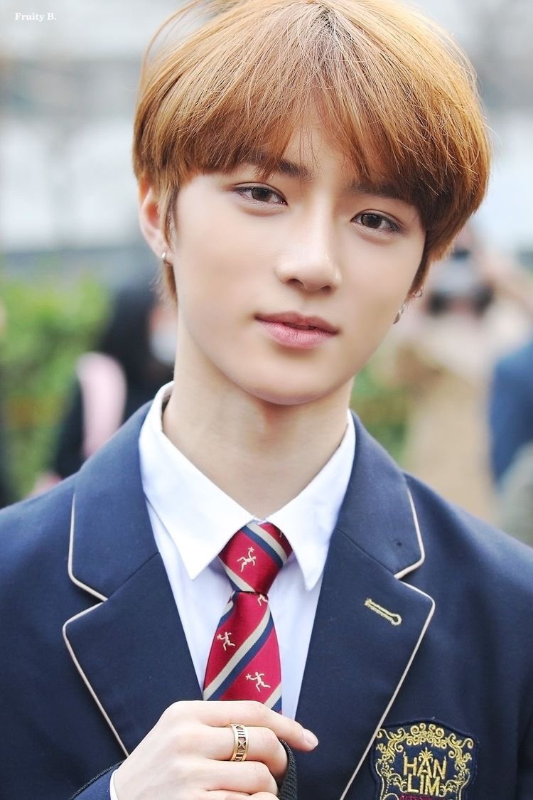 - beomgyu ( back then ,there are a fake acc but Jean ask him and beomgyu said it wasn't him . Jean make a clarify that beomgyu is 'her close friend'And she have many more friends in hanlim 4. Kim mingyu He is jean's bf now. Hanlim student and same age like jean. He made an-