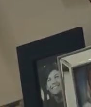midiastibr's tweet photo. Amamos uma família! | Em um dos vídeos que a Daisy postou nos stories, é possível ver que na casa da família Tomlinson tem essa foto adorável do Louis💕

©LTHSUpdates. https://t.co/sqQO4QDoHJ