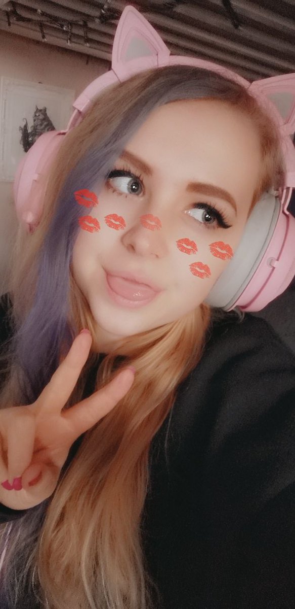 NeverstarTweets's tweet photo. Absolutely in love with my new @Razer headset🥰 https://t.co/Ge5BTSClZl